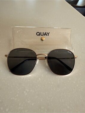 QUAY Round Metal Frame Sunglasses - Black Lenses